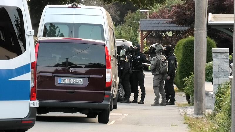 Sondereinsatzkommando stürmt Einfamilienhaus: Reichsbürger Reuß GruppeForchheim & Fränkische Schweiz