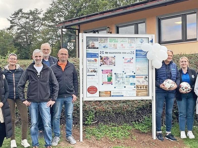 Die neue Infotafel des TSV Waldfenster e.V. wurde im Beisein von Sponsoren vorgestellt.