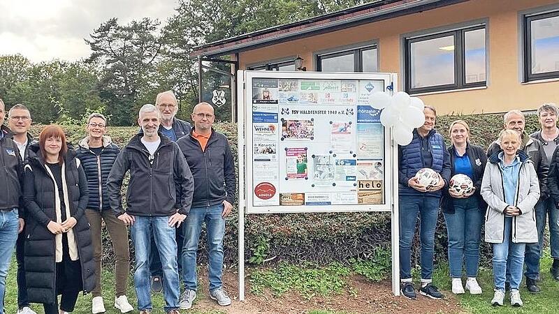 Die neue Infotafel des TSV Waldfenster e.V. wurde im Beisein von Sponsoren vorgestellt.