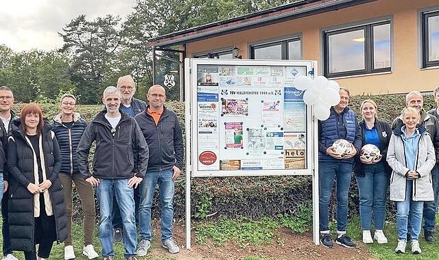 Die neue Infotafel des TSV Waldfenster e.V. wurde im Beisein von Sponsoren vorgestellt.