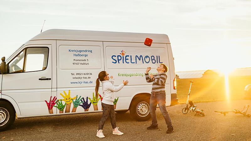 Alljährlich ist das Spielmobil des Kreisjugendrings im Landkreis unterwegs.