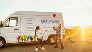 Alljährlich ist das Spielmobil des Kreisjugendrings im Landkreis unterwegs.