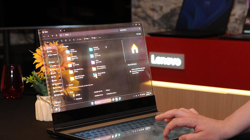 Laptop mit durchsichtigem Bildschirm