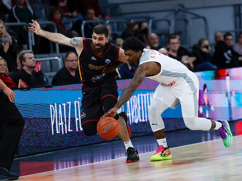 Brose-Aufbauspieler Patrick Miller (r.) sichert sich im Zweikampf mit Nikos Stylianou den Ball.