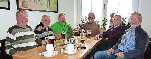 Auf dem Foto sind die ersten Teilnehmerinnen und Teilnehmer zu sehen: Von links Reinhold N., Georg Z., Hubert Sch., Alfred K., Alois K. und Harald M. Diese sechs Personen unternahmen die erste Wanderung der Gruppe zum Wittelsbacherturm 2016. Auf dem Foto sind die ersten Teilnehmerinnen und Teilnehmer zu sehen: Von links Reinhold N., Georg Z., Hubert Sch., Alfred K., Alois K. und Harald M. Diese sechs Personen unternahmen die erste Wanderung der Gruppe zum Wittelsbacherturm 2016.