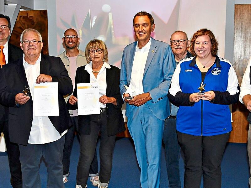 Markus Schappert, Vorstand der VR-Bank Oberfranken Mitte gratulierte den Vertretern aller drei ausgezeichneten Vereine, die sich hier zusammen mit den Juroren zum Gruppenbild aufstellten. Stephan Herbert Fuchs