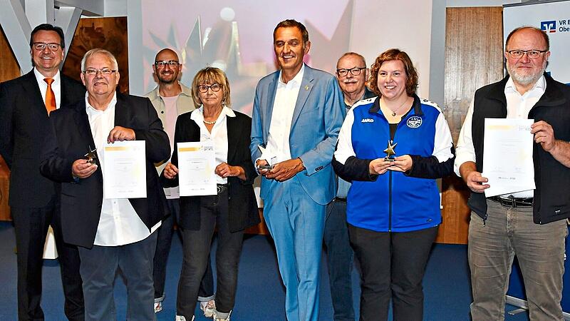 Markus Schappert, Vorstand der VR-Bank Oberfranken Mitte gratulierte den Vertretern aller drei ausgezeichneten Vereine, die sich hier zusammen mit den Juroren zum Gruppenbild aufstellten. Stephan Herbert Fuchs