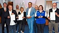 Markus Schappert, Vorstand der VR-Bank Oberfranken Mitte gratulierte den Vertretern aller drei ausgezeichneten Vereine, die sich hier zusammen mit den Juroren zum Gruppenbild aufstellten. Stephan Herbert Fuchs
