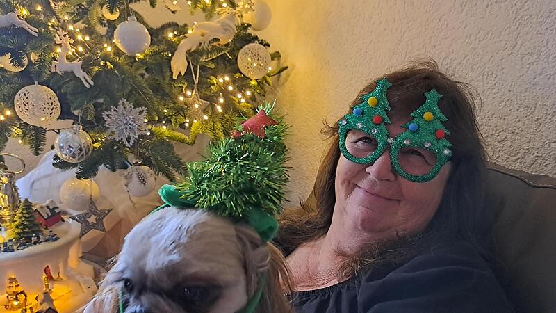 Brigitte Gnech und Max in ihrer Weihnachtswelt in Burgwindheim.