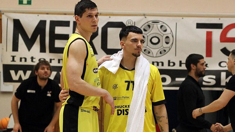 Enttäuscht stehen Jonas Klaus (links) und Marlon Stephan nach der Heimniederlage gegen die BG Leitershofen, die den Breitengüßbacher Abstieg besiegelt hat, auf dem Parkett der Hans-Jung-Halle.