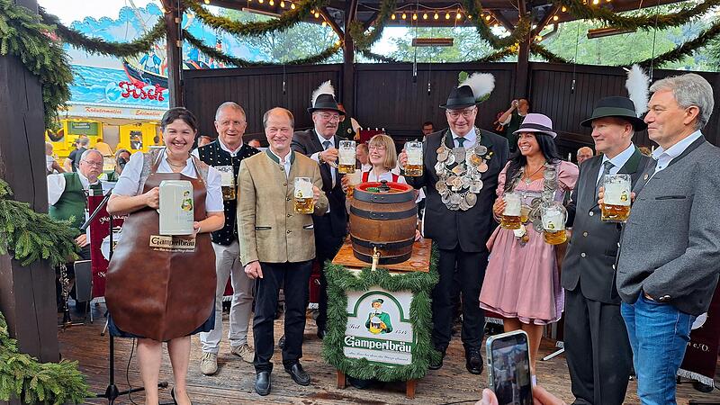 Mit f&uuml;nf Schl&auml;gen hat Kronachs B&uuml;rgermeisterin Angela Hofmann (links) das offizielle Fass angezapft.