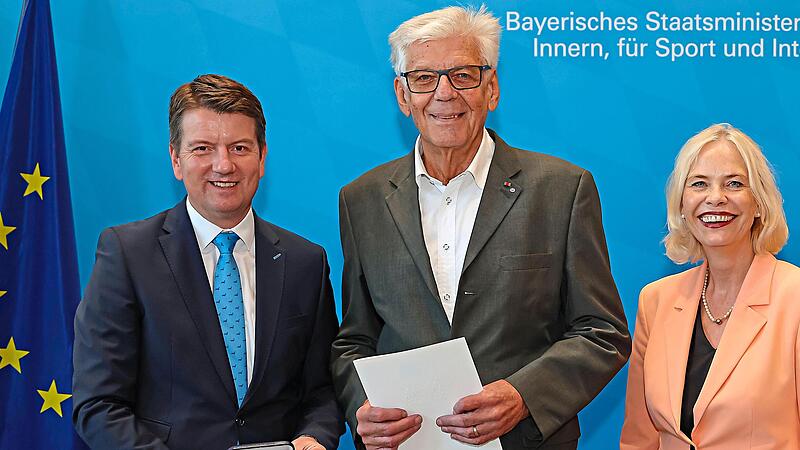 Reimar Gl&uuml;ckler (Mitte) mit Innenstaatssekret&auml;r Sandro Kirchner und Regierungspr&auml;sidentin Susanne Weizend&ouml;rfer nach der Verleihung der Kommunalen Verdienstmedaille. Bayerisches Innenministerium/Daniel L&ouml;b