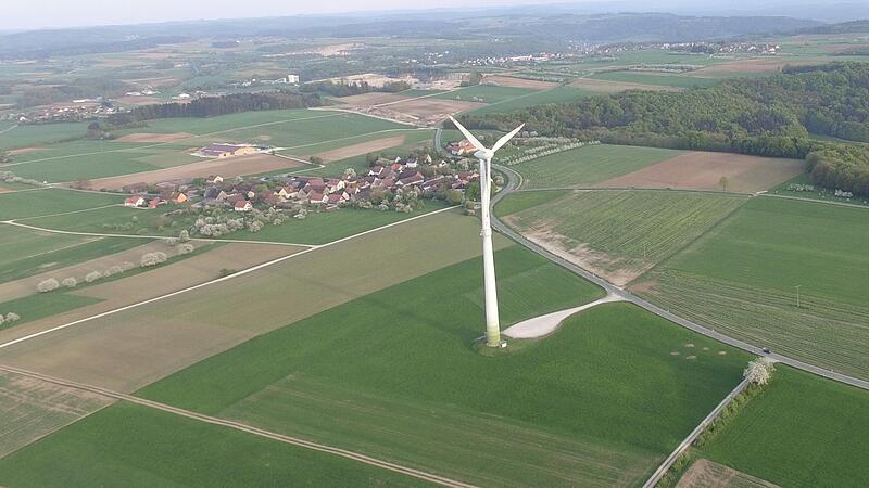 Das Windrad in Kasberg (Gräfenberg) ist weithin sichtbar. Demnächst könnten noch viel mehr Windkraftanlagen im Landkreis aus dem Boden sprießen.Forchheim & Fränkische Schweiz Das Windrad in Kasberg (Gräfenberg) ist weithin sichtbar. Demnächst könnten noch viel mehr Windkraftanlagen im Landkreis aus dem Boden sprießen.Forchheim & Fränkische Schweiz