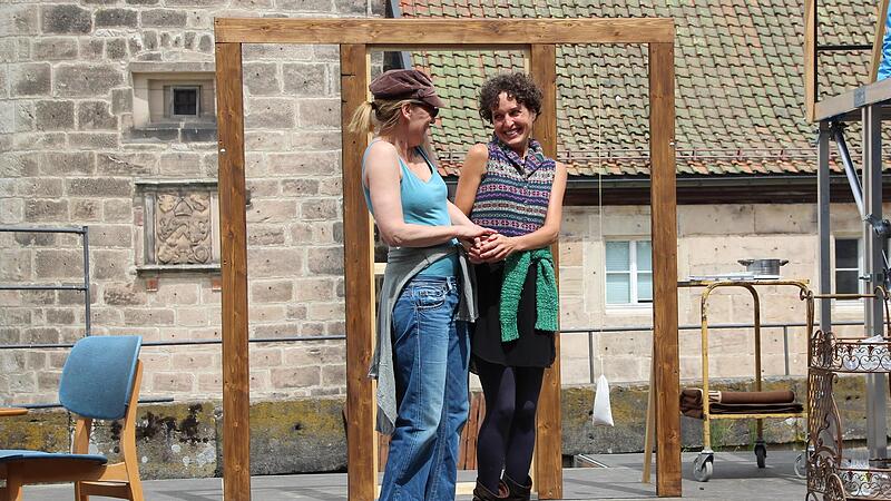Die sympathischen Schwestern Abby und Martha Brewster, gespielt von Anne Scherliess (rechts) und Katja Klemt, befördern ältere Herren ins Jenseits – um diese vor der Einsamkeit zu bewahren. Schon zwölf Leichen stapeln sich in ihrem Keller.