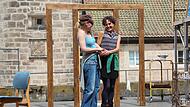 Die sympathischen Schwestern Abby und Martha Brewster, gespielt von Anne Scherliess (rechts) und Katja Klemt, befördern ältere Herren ins Jenseits – um diese vor der Einsamkeit zu bewahren. Schon zwölf Leichen stapeln sich in ihrem Keller.