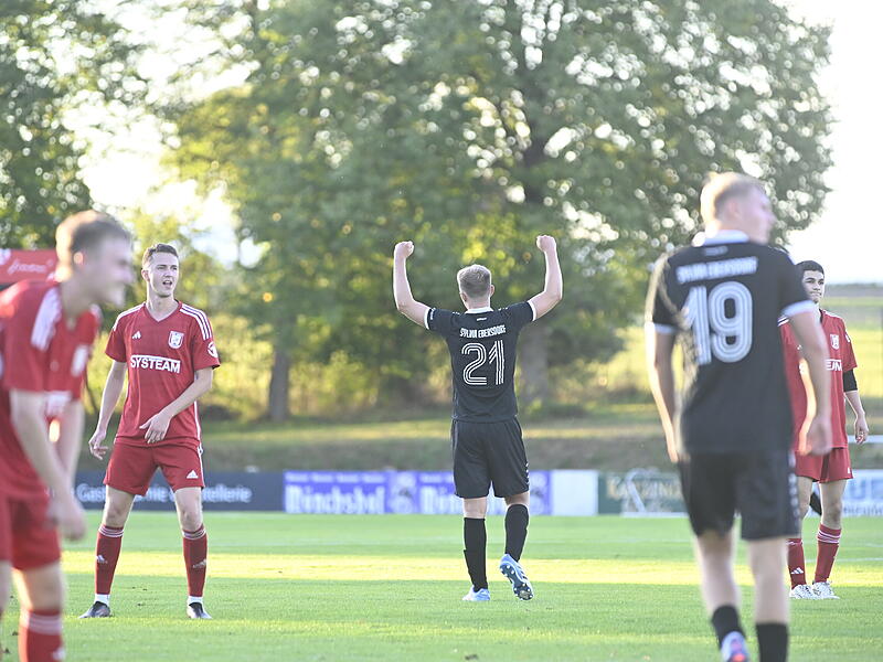 Dominik Schwarz (Mitte) und seine Ebersdorfer haben glücklich gegen den TSV Staffelstein gewonnen.