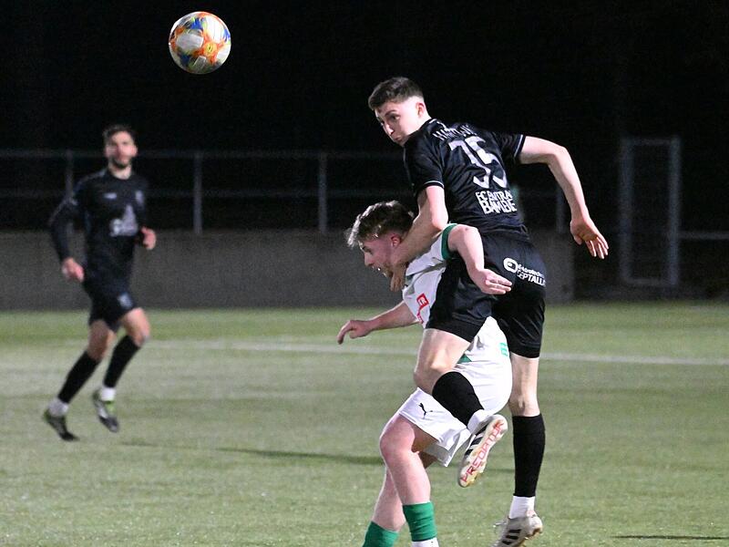 Der Bamberger Jonas Hartwig gewinnt das Kopfballduell gegen den Neudrossenfelder Tom Kunert, der nach guter Wintervorbereitung in den Bayernliga-Kader zur&uuml;ckkehren durfte.