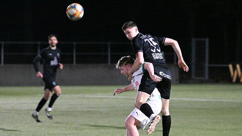 Der Bamberger Jonas Hartwig gewinnt das Kopfballduell gegen den Neudrossenfelder Tom Kunert, der nach guter Wintervorbereitung in den Bayernliga-Kader zur&uuml;ckkehren durfte.
