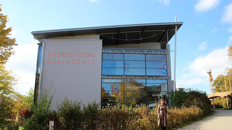 Mariam Appel unterrichtet die Br&uuml;ckenklasse an der Siegmund-Loewe-Realschule.