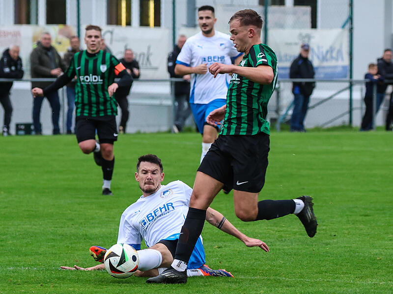 Der Ballkontakt von Rattelsdorfs Tobias Merkel (weißes Trikot) vor Yannik Löffler war wichtig - sonst wäre er durch gewesen.