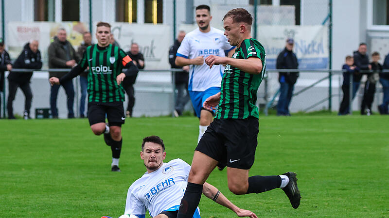 Der Ballkontakt von Rattelsdorfs Tobias Merkel (weißes Trikot) vor Yannik Löffler war wichtig - sonst wäre er durch gewesen.