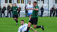 Der Ballkontakt von Rattelsdorfs Tobias Merkel (weißes Trikot) vor Yannik Löffler war wichtig - sonst wäre er durch gewesen.
