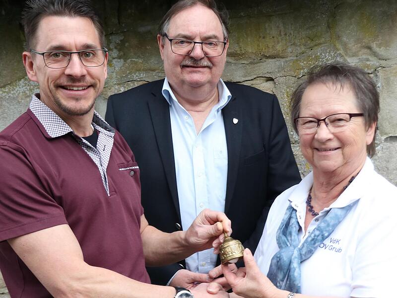 &Uuml;bergabe der Sitzungsglocke von der scheidenden VdK-Vorsitzenden Gudrun Grimmer an den neuen Vorsitzenden Andreas Hilbig (li.); mit im Bild ist der stellvertretende VdK-Kreisvorsitzende, Ditmar Mania.