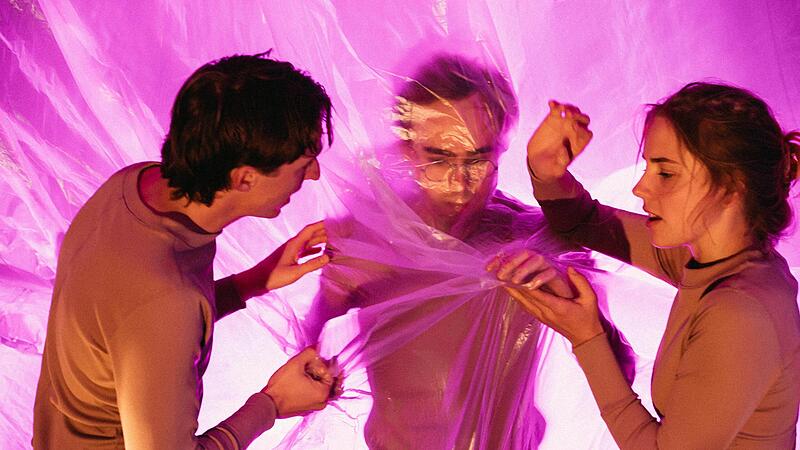 Lilian Prents St&uuml;ck &bdquo;Versprochenes reich&ldquo; feierte Premiere in der Alten K&uuml;hlhalle &ndash; Szene mit Simon Latzer, Hans Ehlers und Annelie Straub (von links).