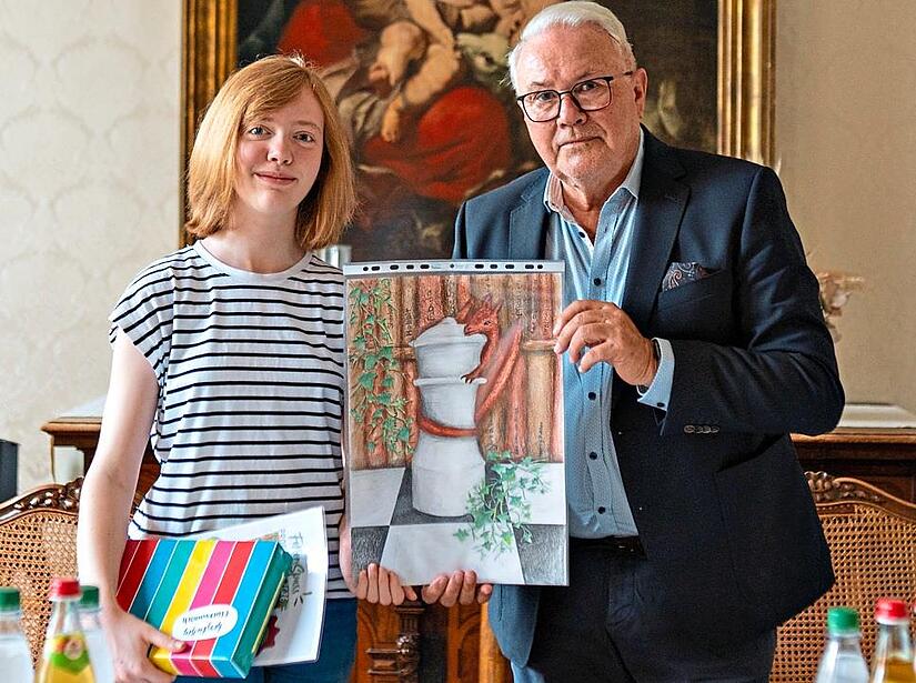 Emilia Goldstein hat den Malwettbewerb um das Titelbild des FerienSpaßProgramms Bad Kissingen gewonnen. Stellvertretender Bürgermeister Thomas Leiner gratulierte. Julia Milberger Emilia Goldstein hat den Malwettbewerb um das Titelbild des FerienSpaßProgramms Bad Kissingen gewonnen. Stellvertretender Bürgermeister Thomas Leiner gratulierte. Julia Milberger