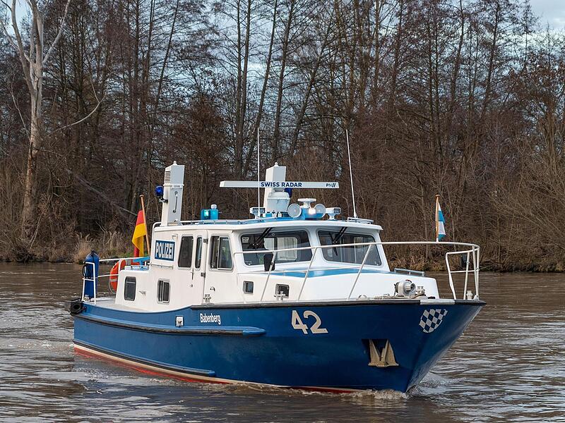 Die Wasserschutzpolizei hatte am Mittwoch einen rund 400 Quadratmeter großen Ölschleier im Bamberger Hafen entdeckt. Die Wasserschutzpolizei hatte am Mittwoch einen rund 400 Quadratmeter großen Ölschleier im Bamberger Hafen entdeckt.