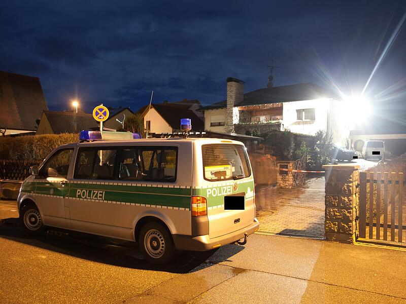 Vor zehn Jahren wurde ein 15-Jähriger in Weisendorf erstochen. Auch damals nahm die Polizei einen Verwandten vor Ort unter dringendem Tatverdacht fest. Vor zehn Jahren wurde ein 15-Jähriger in Weisendorf erstochen. Auch damals nahm die Polizei einen Verwandten vor Ort unter dringendem Tatverdacht fest.