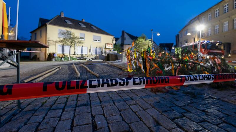 Am Vorabend des 1. Mai 2023 fiel der Maibaum von Obernbreit beim Aufstellen um und verletzte einen Beteiligten schwer. Am Vorabend des 1. Mai 2023 fiel der Maibaum von Obernbreit beim Aufstellen um und verletzte einen Beteiligten schwer.
