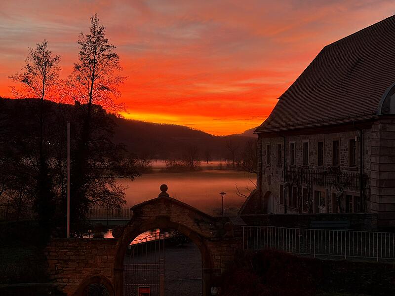 Der Abendhimmel &uuml;ber Hammelburg in allen Farben: &bdquo;Das Foto habe ich von unserem Balkon aus in Richtung Schloss Saaleck und Herrenm&uuml;hle gemacht.&ldquo;
