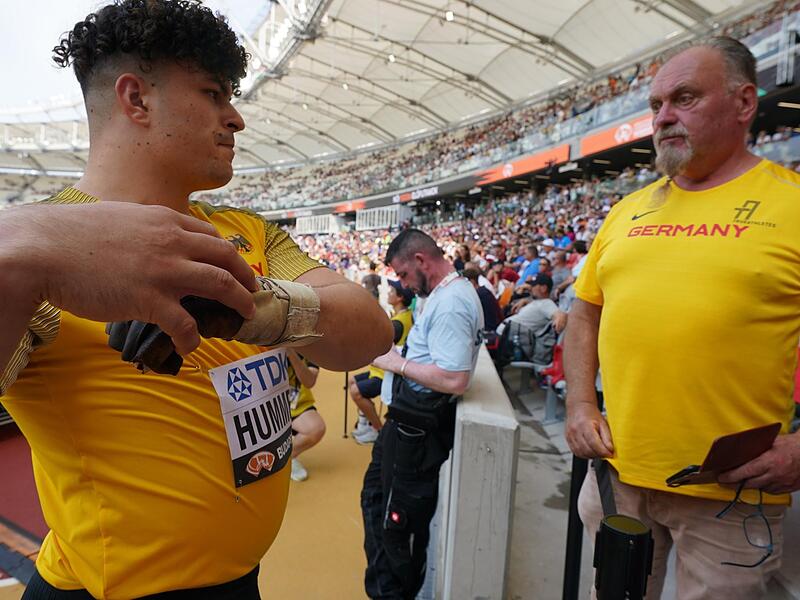 Auch sein Heimtrainer Martin St&auml;ndner (rechts) konnte Merlin Hummel bei der WM in Budapest nicht helfen &ndash; der 22-J&auml;hrige fabrizierte in der Vorrunde drei ung&uuml;ltige Versuche und flog ohne Ergebnis heim. Nun blickt er schon wieder nach vorne.