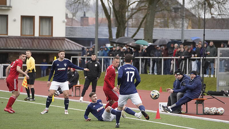 Tobias Zollnhofer (rot) erzielte weit in der Nachspielzeit den Siegtreffer f&uuml;r die Lichtenfelser beim TSV M&ouml;nchr&ouml;den.