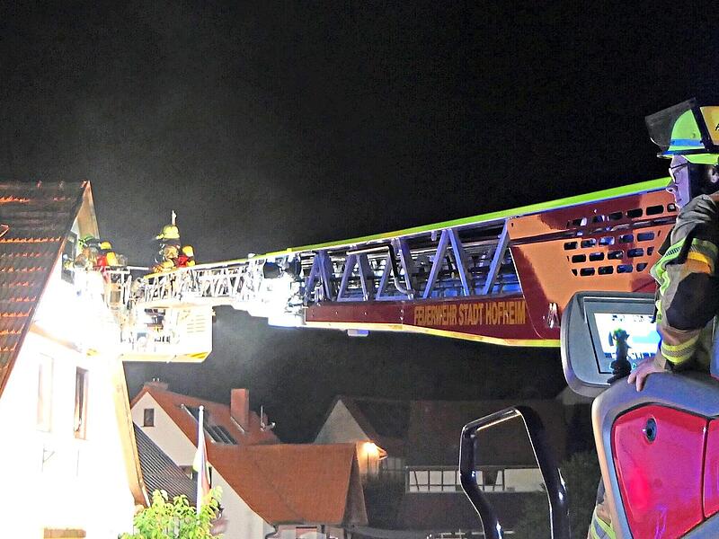 In der Brandnacht k&auml;mpfen rund 70 Einsatzkr&auml;fte gegen die Flammen. Das Feuer brach im Obergeschoss aus.