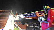 In der Brandnacht k&auml;mpfen rund 70 Einsatzkr&auml;fte gegen die Flammen. Das Feuer brach im Obergeschoss aus.