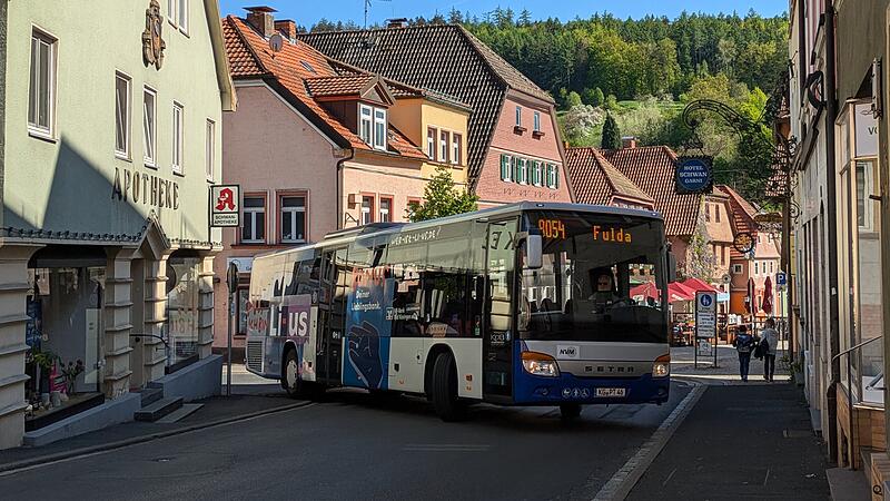 Das Bild zeigt eindrucksvoll, wie eng es in Bad Brückenau auf Höhe der Schwan-Apotheke zugeht. Wenn sich hier zwei Busse oder Lkw begegnen, beginnt das große rangieren.