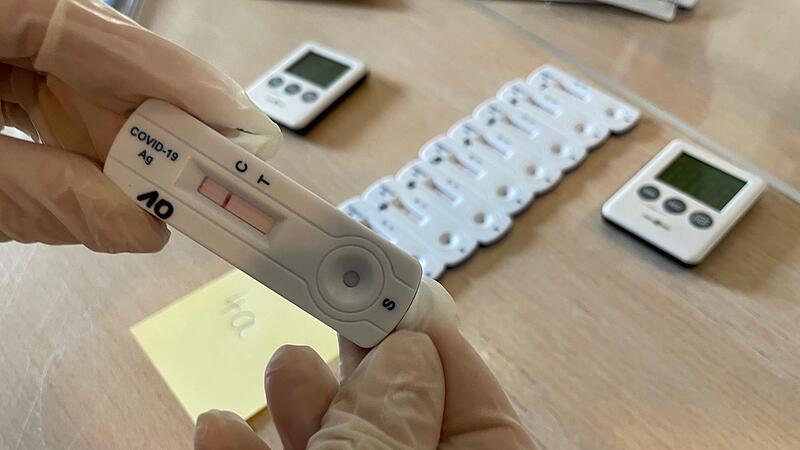 Viele H&auml;nde, ein Ergebnis &ndash; und das hoffentlich negativ.