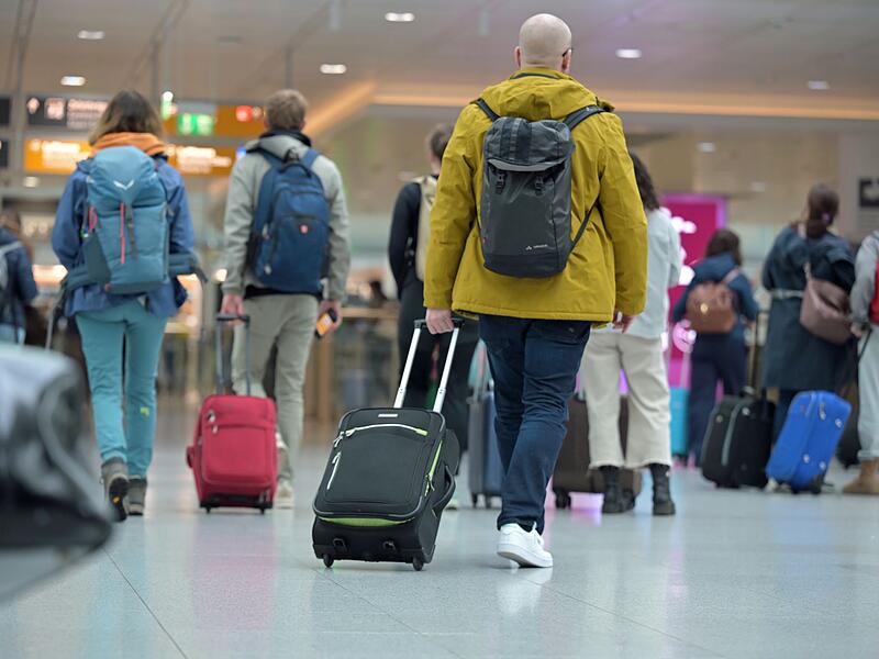 Passagiere mit Handgep&auml;ck