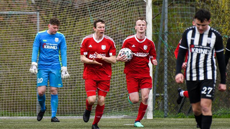 Schon nach dem 2:2 des TSV Karlburg (rote Trikots) gingen beim FC Sand die K&ouml;pfe nach unten.