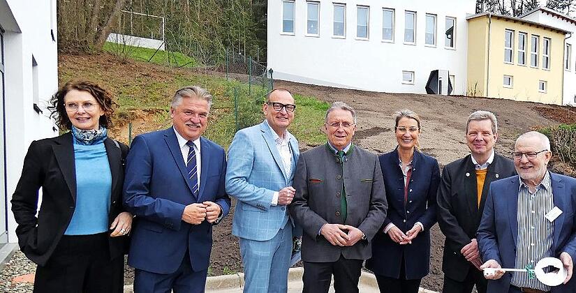 Die Freude über den gelungenen Neubau des Mutter-Kind-Zentrums „Rückenwind“ war bei der Eröffnungsfeier sehr groß. Von links Claudia Fremder, Landrat Klaus Peter Söllner, Volker Heißmann, Bezirkstagspräsident Henry Schramm, Marianne Lüddeckens, St... Die Freude über den gelungenen Neubau des Mutter-Kind-Zentrums „Rückenwind“ war bei der Eröffnungsfeier sehr groß. Von links Claudia Fremder, Landrat Klaus Peter Söllner, Volker Heißmann, Bezirkstagspräsident Henry Schramm, Marianne Lüddeckens, St...