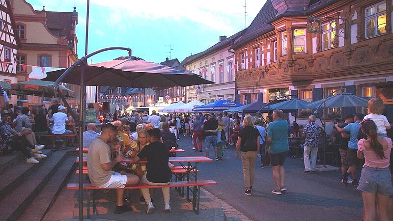 Ein lauer Sommerabend und fast schon italienische Atmosphäre haben die Besucher nach Scheßlitz gelockt.