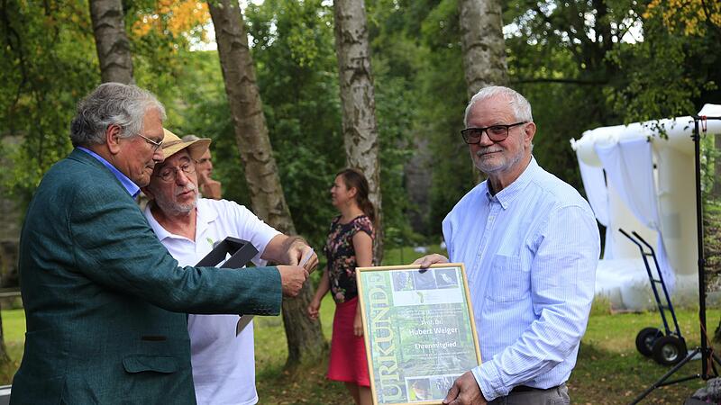 Vereinsvorsitzender Liebhard Löffler (rechts) und sein Stellvertreter Florian Tully (Mitte) überreichen dem neuen Ehrenmitglied Prof. Hubert Weiger (links) die Ehrenurkunde.