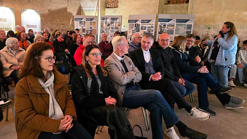 „Abend in der Synagoge“ in Mühlhausen: Grudrun Boss, Carola Schwank, Ralph Görtler, Joachim Hamburger, Lorenz Plätzer und Monika von Greifenstein (erste Reihe von links) „Abend in der Synagoge“ in Mühlhausen: Grudrun Boss, Carola Schwank, Ralph Görtler, Joachim Hamburger, Lorenz Plätzer und Monika von Greifenstein (erste Reihe von links)