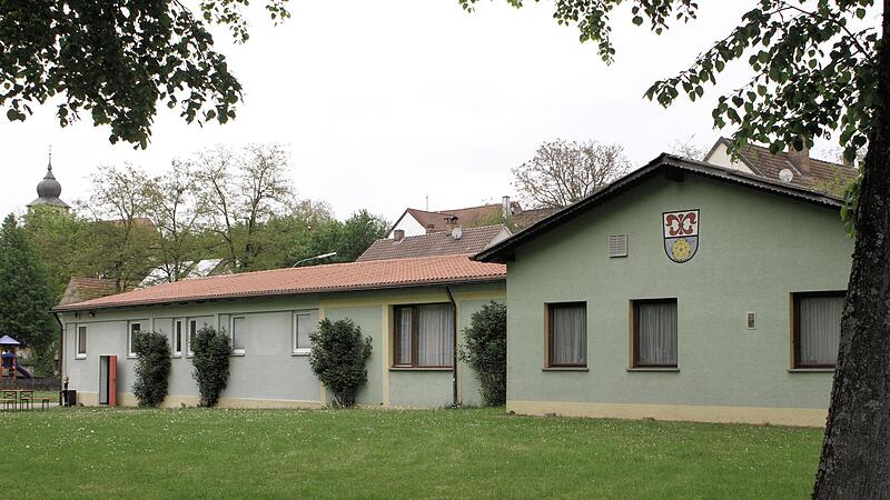 Das &bdquo;Oskar-Kandler-Zentrum&ldquo; soll durch einen Neubau ersetzt werden, wobei der Teil der Feuerwehr (erste vier Fenster links) erhalten bleibt.