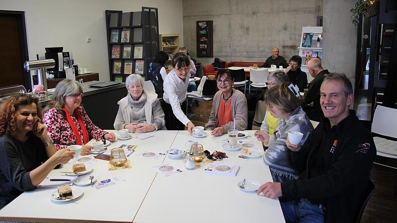 Die Macher des neuen Kultur-Cafés in der Fortuna Kulturfabrik in Höchstadt haben schon konkrete Vorstellungen von dem, was künftig geboten werden könnte. Die Bewirtung der Gäste übernehmen Margit Mäx (Dritte von links) und Andrea Göller (stehend d... Die Macher des neuen Kultur-Cafés in der Fortuna Kulturfabrik in Höchstadt haben schon konkrete Vorstellungen von dem, was künftig geboten werden könnte. Die Bewirtung der Gäste übernehmen Margit Mäx (Dritte von links) und Andrea Göller (stehend d...