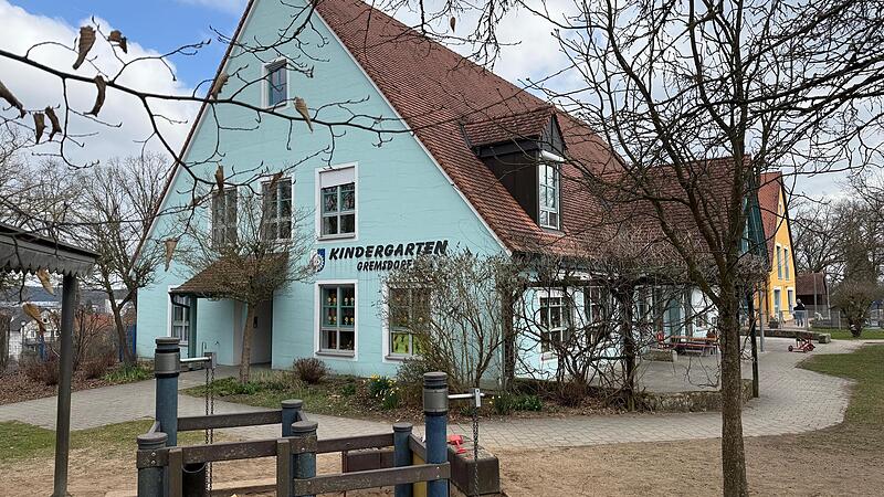 Die Sanierung des 1992 und 1993 gebauten Kindergartens in Gremsdorf steht an. Um dies finanzieren zu k&ouml;nnen, braucht die Gemeinde Geld. &Uuml;ber eine Anhebung der Kindergartengeb&uuml;hren wird bereits diskutiert.