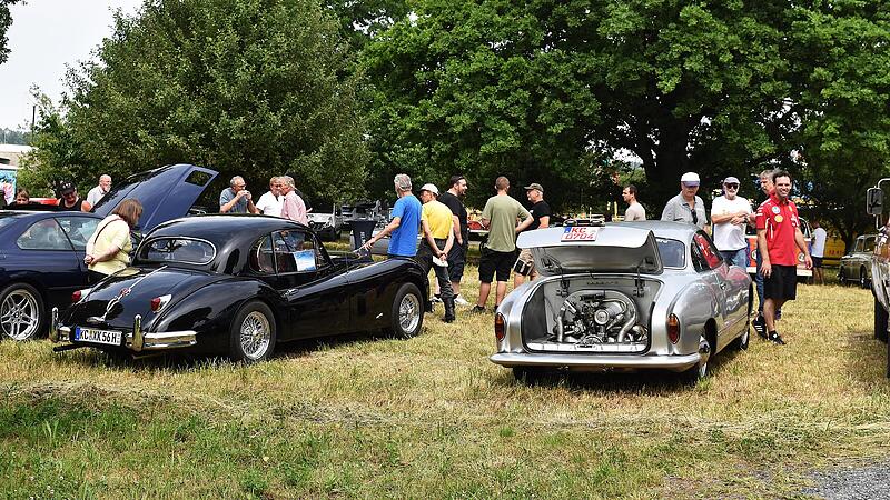 Der Blick in den Heckmotorraum eines Karman-Ghia bestätigt es: mehr noch als „scheckhaft-gepflegt“.