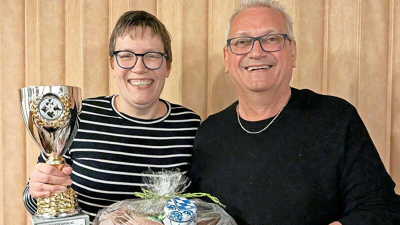 Links Siegerin Kerstin Zink, rechts Vorstand J&uuml;rgen Weigand.